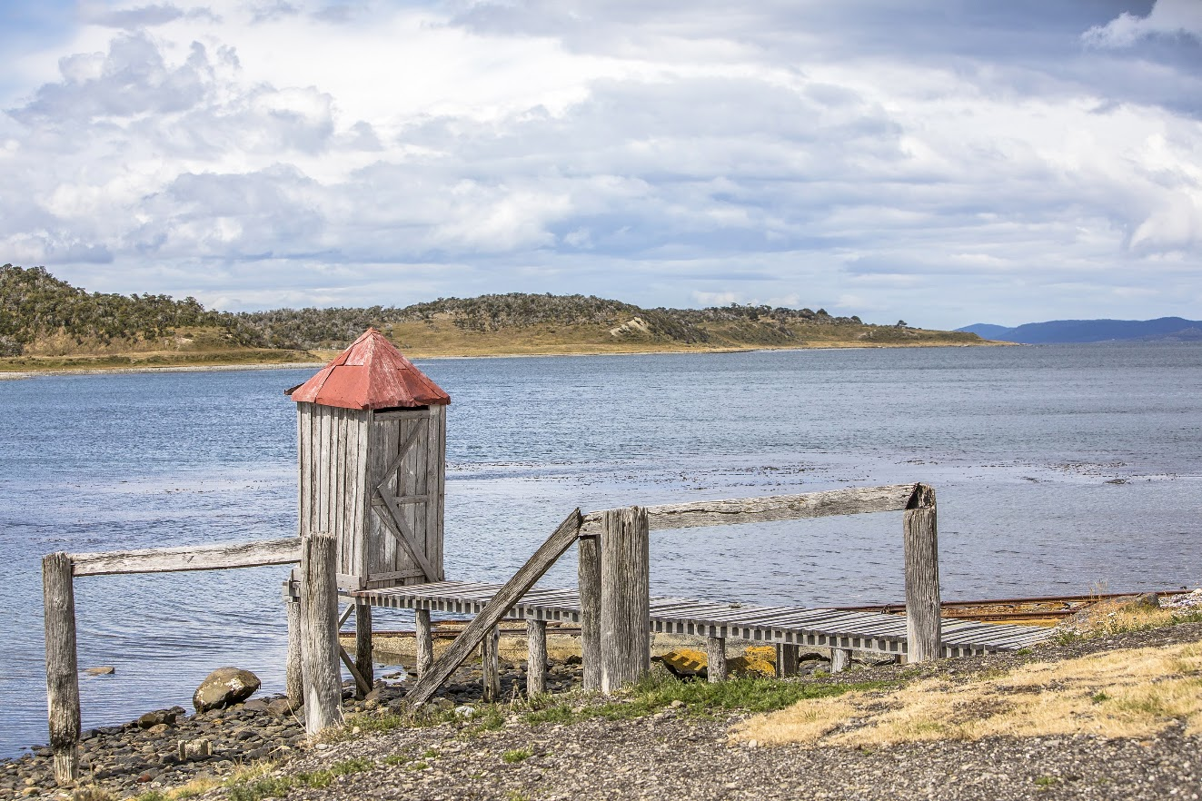 Muelle y torre histórica de la Estancia Harberton