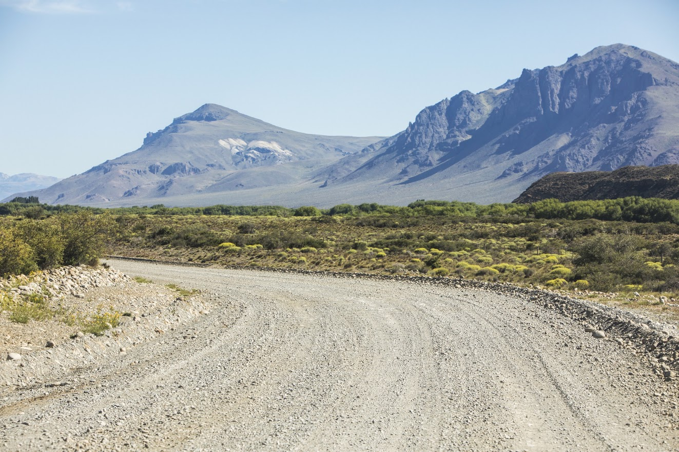 Camino de ripio hacia la cordillera andina — la Patagonia profunda